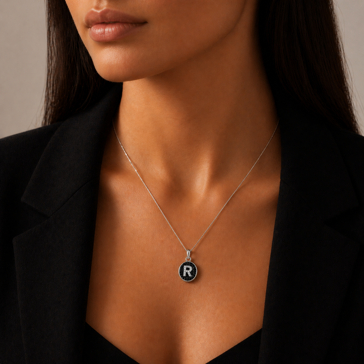 Colier din argint 925 rodiat cu pandantiv oval, fundal din diamante CZ negre si litera R din diamante CZ albe montate micropave, la gat