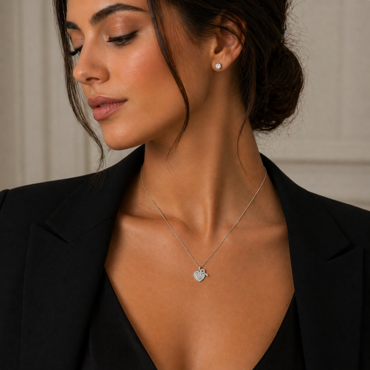 Colier fin din argint 925 rodiat cu pandantiv inima gravata si cheie incrustata cu diamante CZ albe stralucitoare, la gat
