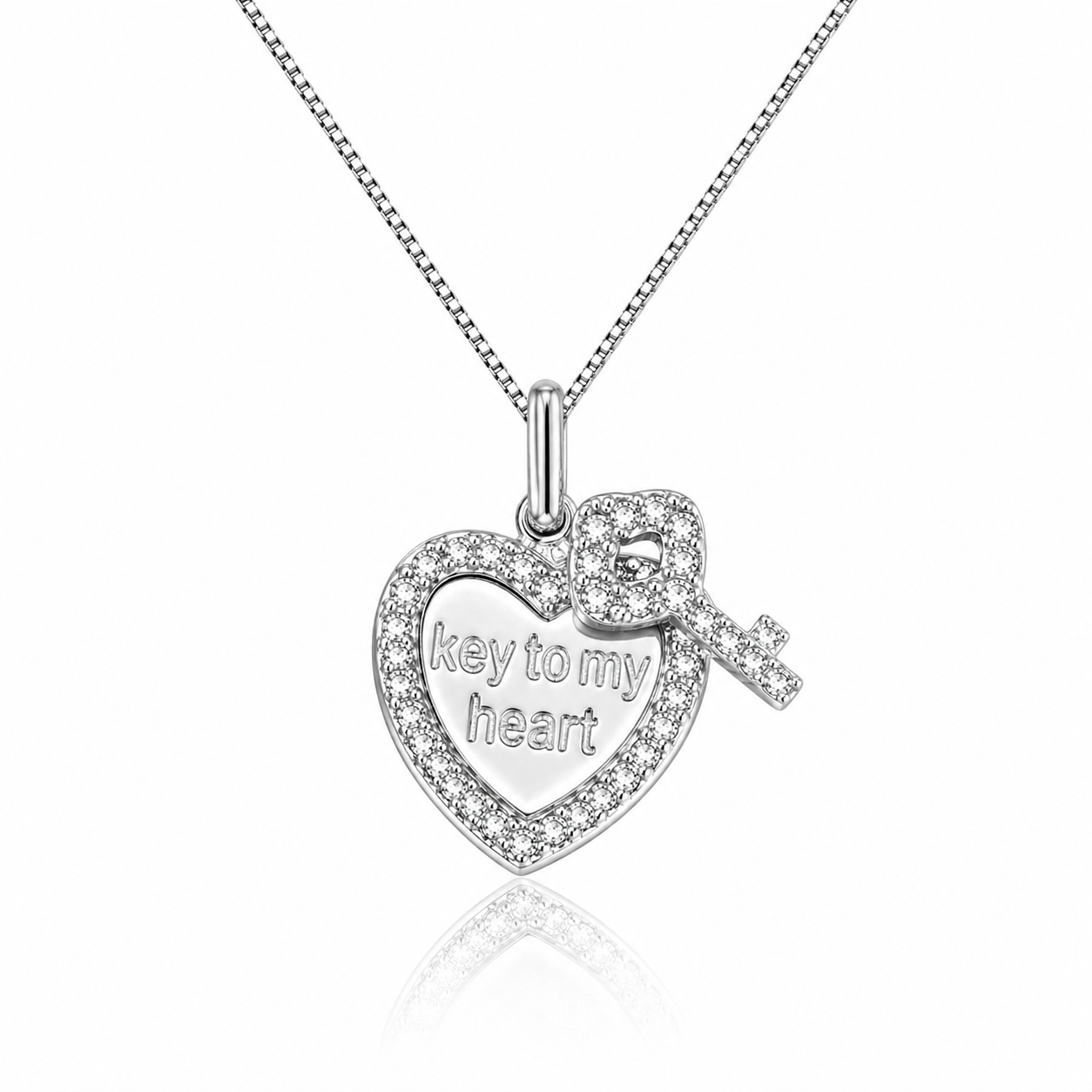 Colier fin din argint 925 rodiat cu pandantiv inima gravata si cheie incrustata cu diamante CZ albe stralucitoare.