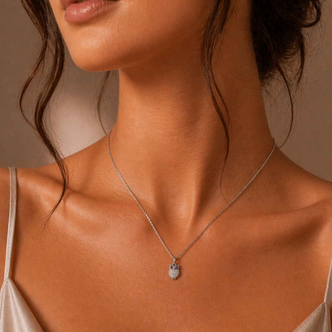 Colier din argint 925 rodiat cu pandantiv in forma de bufnita incrustat cu diamante CZ albe si ochi mov, purtat la gat