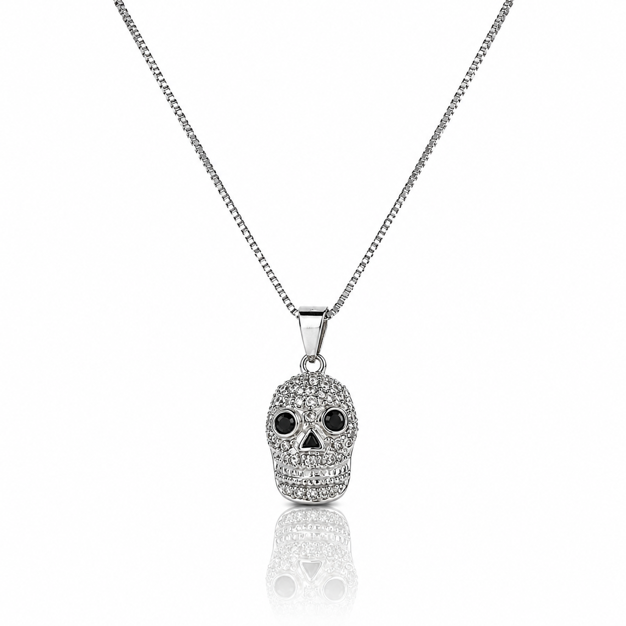 Colier din argint 925 cu pandantiv in forma de craniu acoperit cu un pavaj dens de diamante cz albe si diamante cz negre pentru ochi si nas
