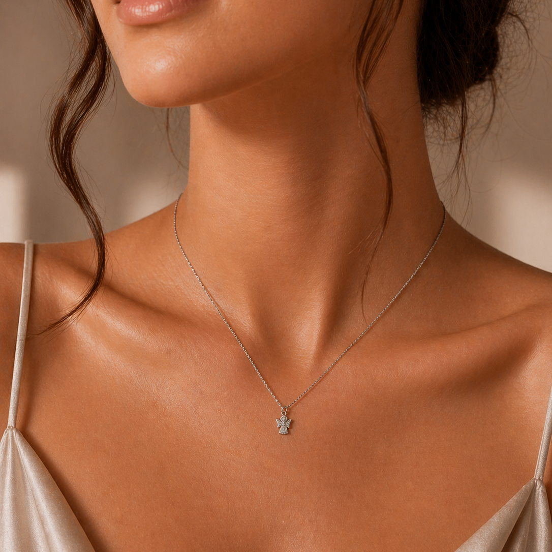 Colier din argint 925 rodiat cu pandantiv in forma de ingeras incrustat integral cu diamante CZ albe stralucitoare, la gat