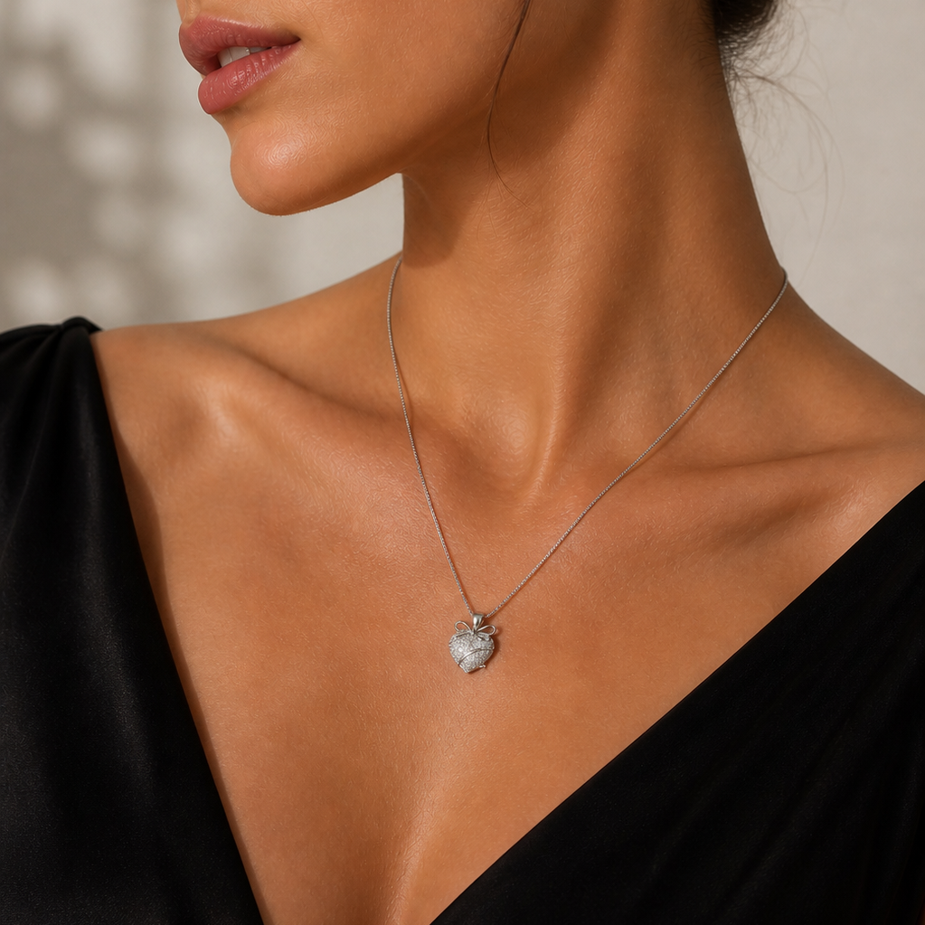 Colier din argint 925 cu un pandantiv central in forma de inima, acoperit in intregime cu un pavaj dens de diamante cz albe stralucitoare la gatul unui model feminin elegant