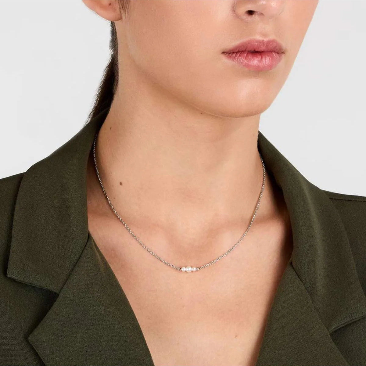 Colier din argint 925 rodiat auriu cu perle de cultura asimetrice, colectia Emily in Paris La Petite Story la gat