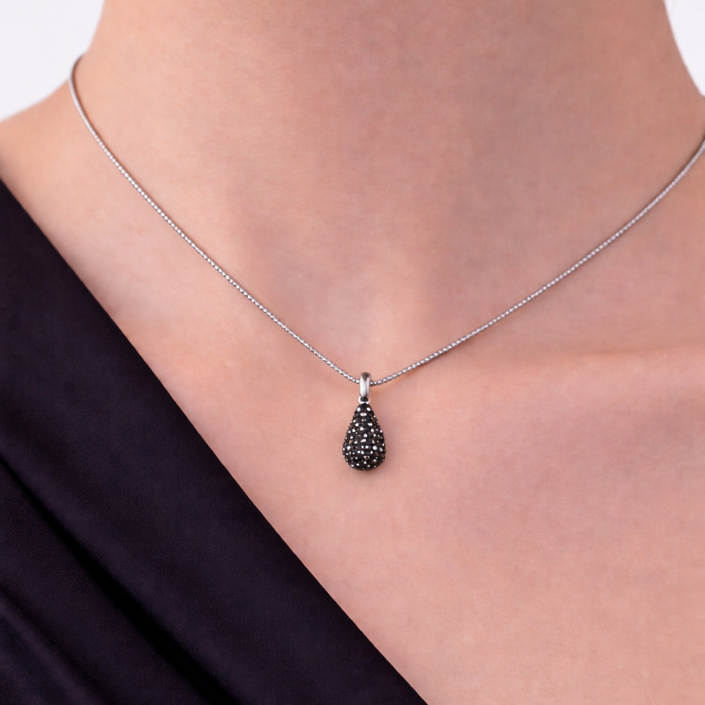 Colier elegant din argint 925 rodiat cu pandantiv in forma de picatura 3D, batut in cristale negre si albe, lant venetian, colectia Lasardo Gioielli, la gat