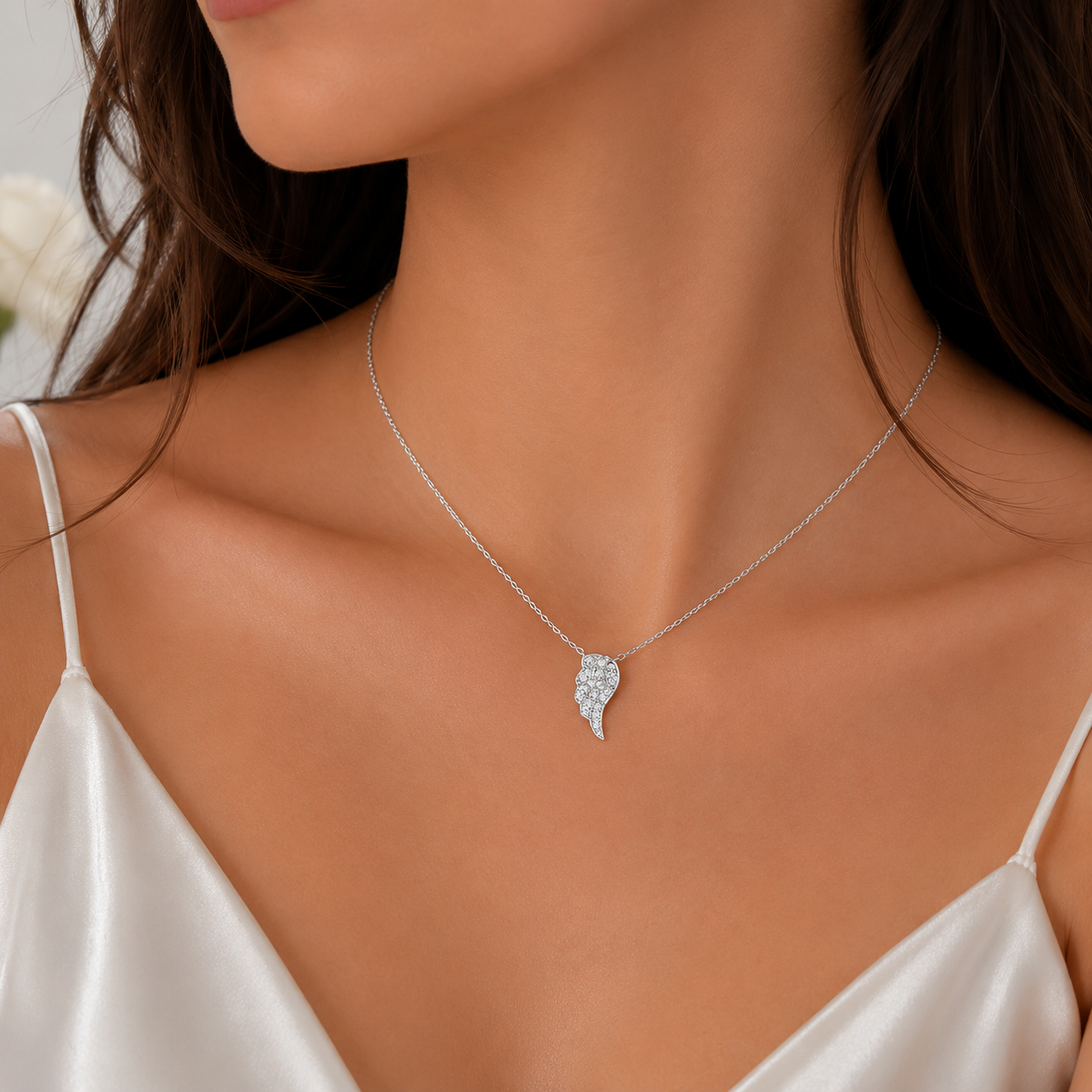 colier din argint 925 rodiat cu aripa de inger diamante cz albe la gatul unui model feminin