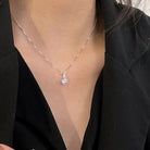 colier punto luce din argint 925 rodiat cu diamant CZ purtat la gat
