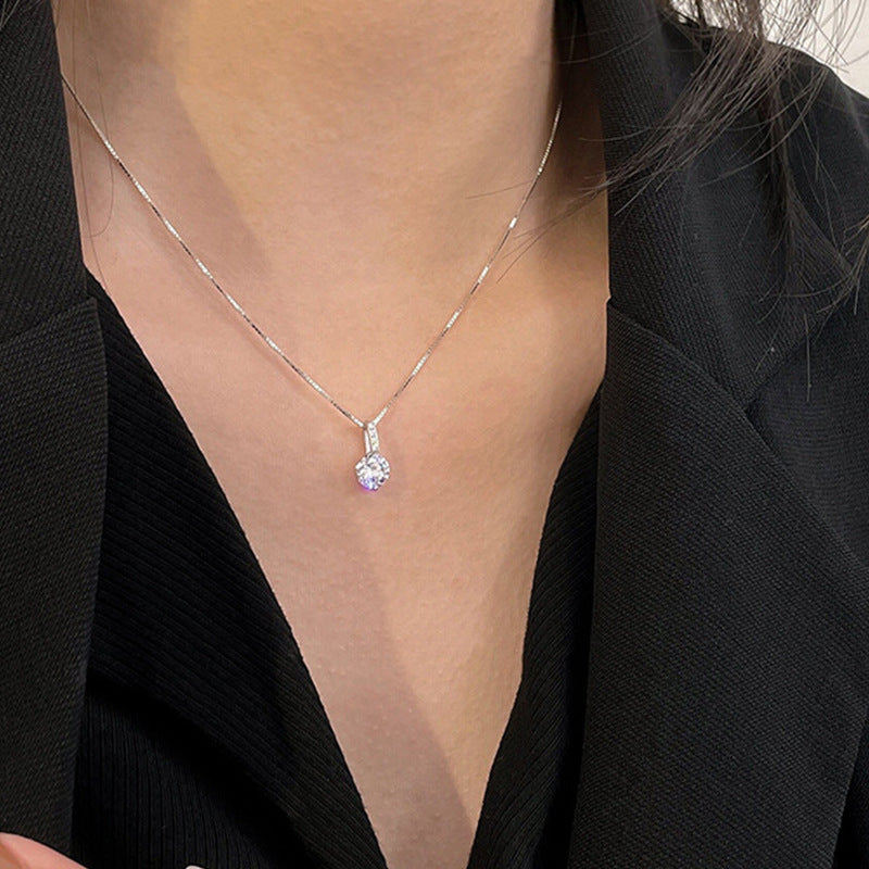 colier punto luce din argint 925 rodiat cu diamant CZ purtat la gat