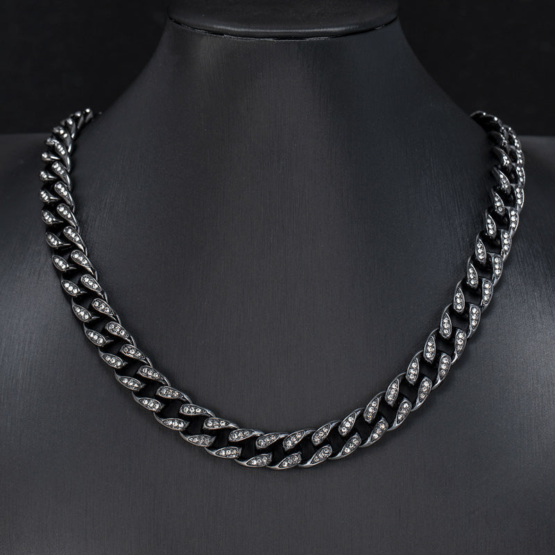 colier tennis groumette din argint 925 rodiat negru cu diamante cz negre pus pe un expozitor elegant negru