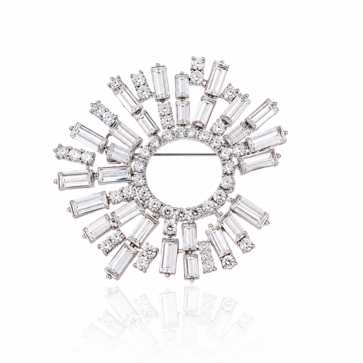 Detaliu stralucitor al unei brose elegante cu cristale bagheta de 5.5 cm, colectia de lux Lasardo