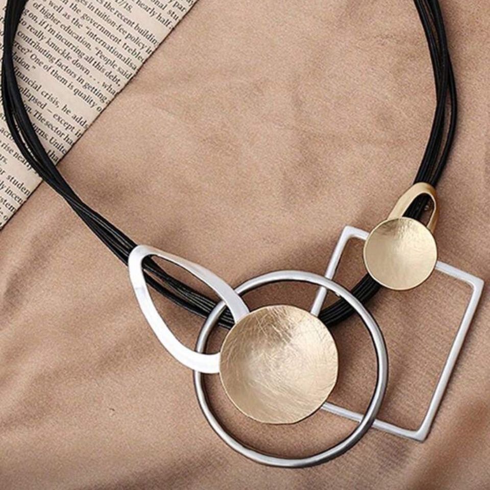 colier modern cu cercuri si patrate metalice pe snur dublu din piele neagra