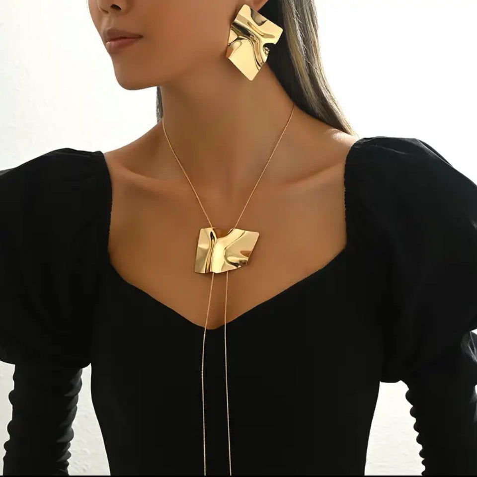 Model purtând set Aurum Flow – colier lung și cercei statement aurii