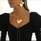 Model purtând set Aurum Flow – colier lung și cercei statement aurii