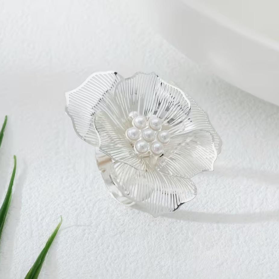 Inel floare boema din metal placat argintiu cu perle albe in mijloc.