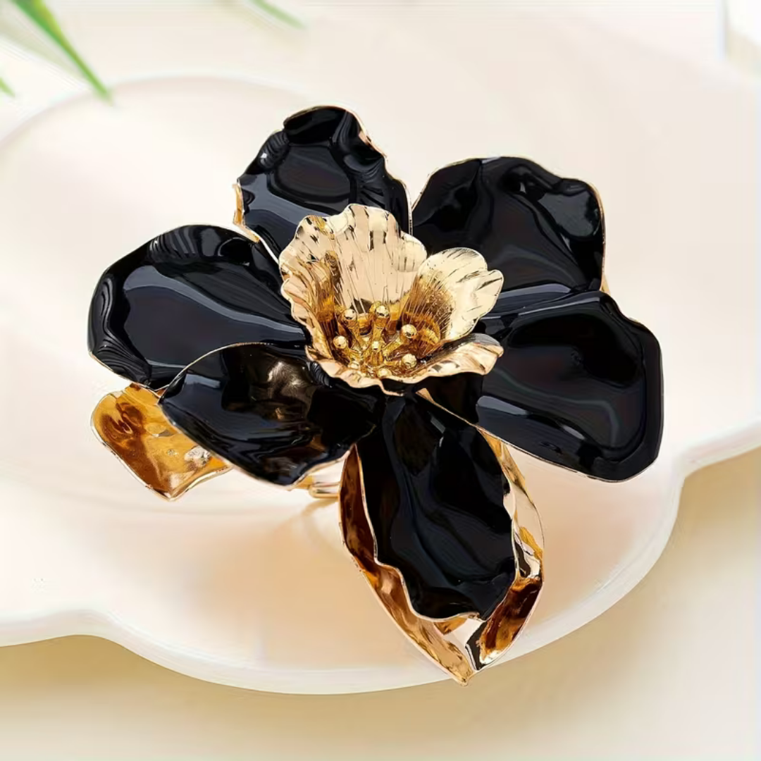 inel supradimensionat floare neagra cu auriu vedere de ansamblu