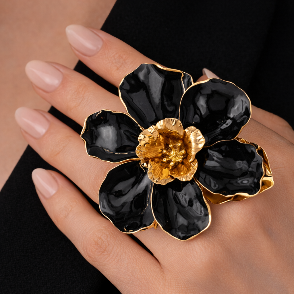 inel supradimensionat floare neagra cu auriu la mana
