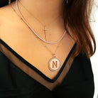 colier cu pandantiv banut cu litera