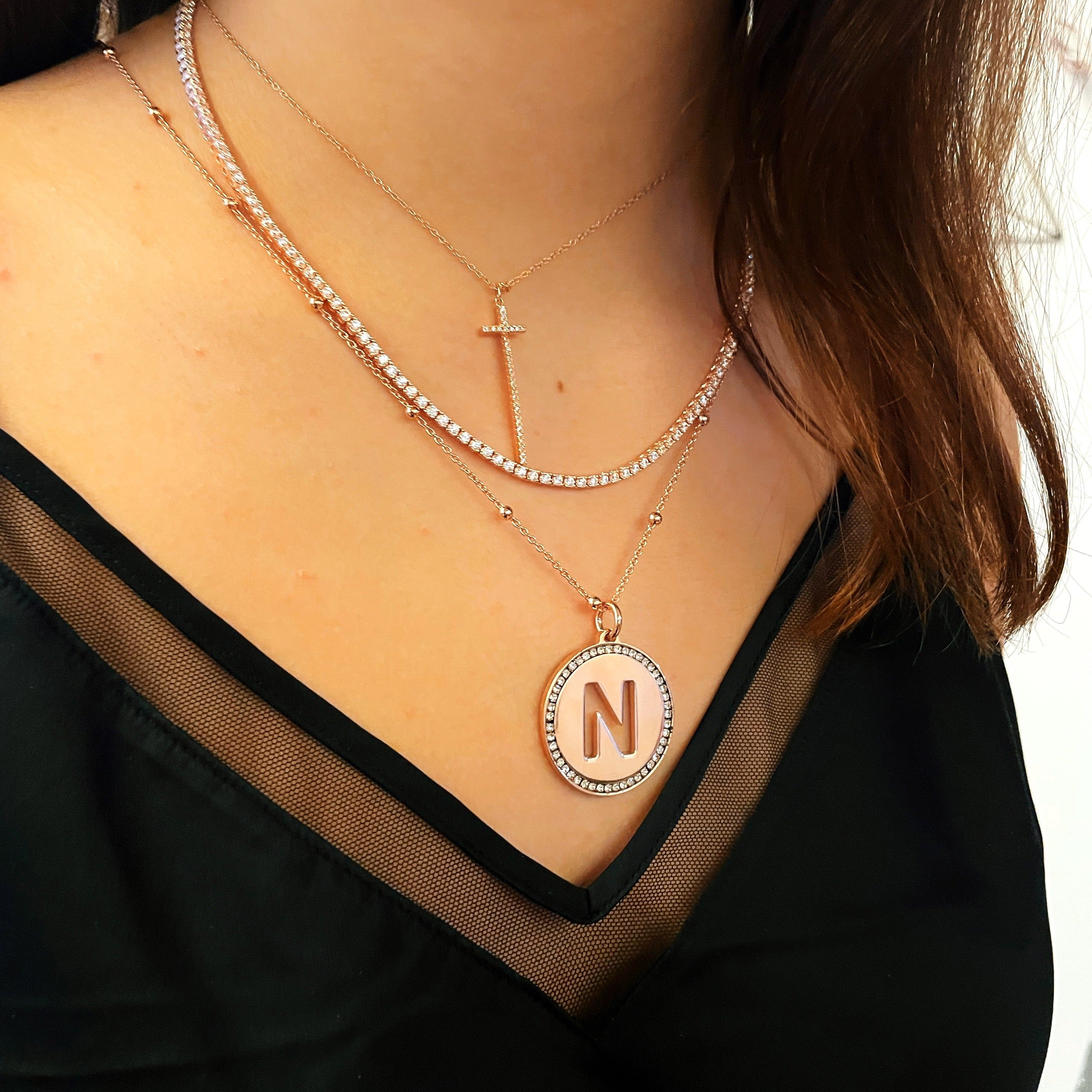 colier cu pandantiv banut cu litera