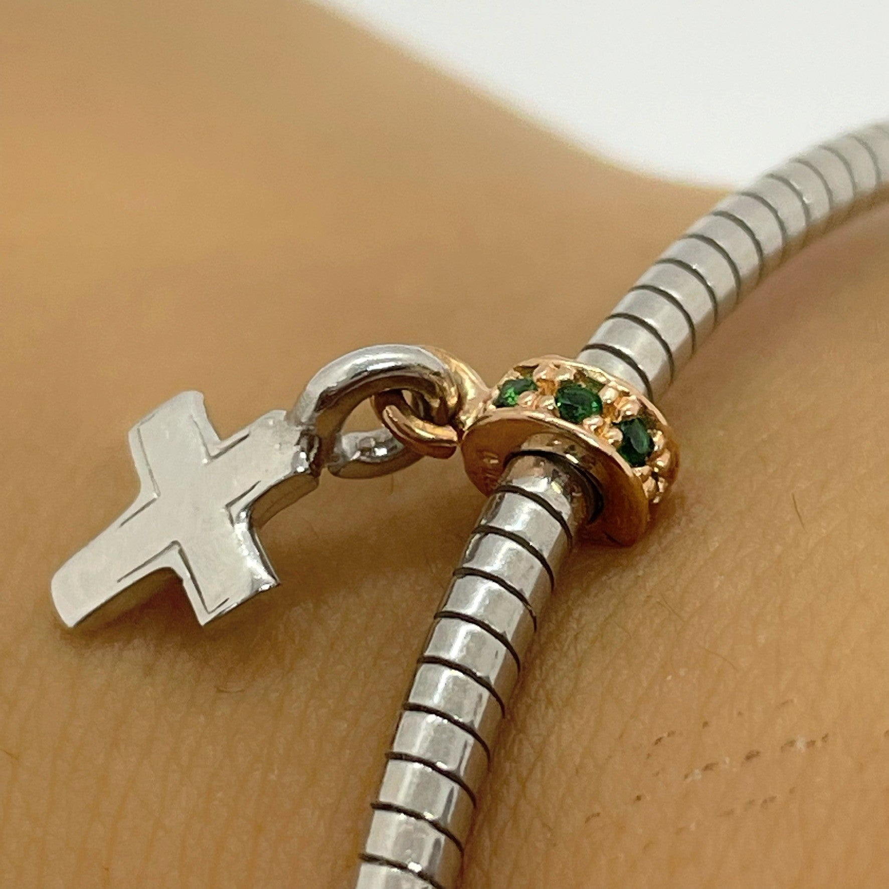 Bratara fixa semirigida din argint 925 rodiat cu cruciulita argintie Bratara Lasardo Gioielli