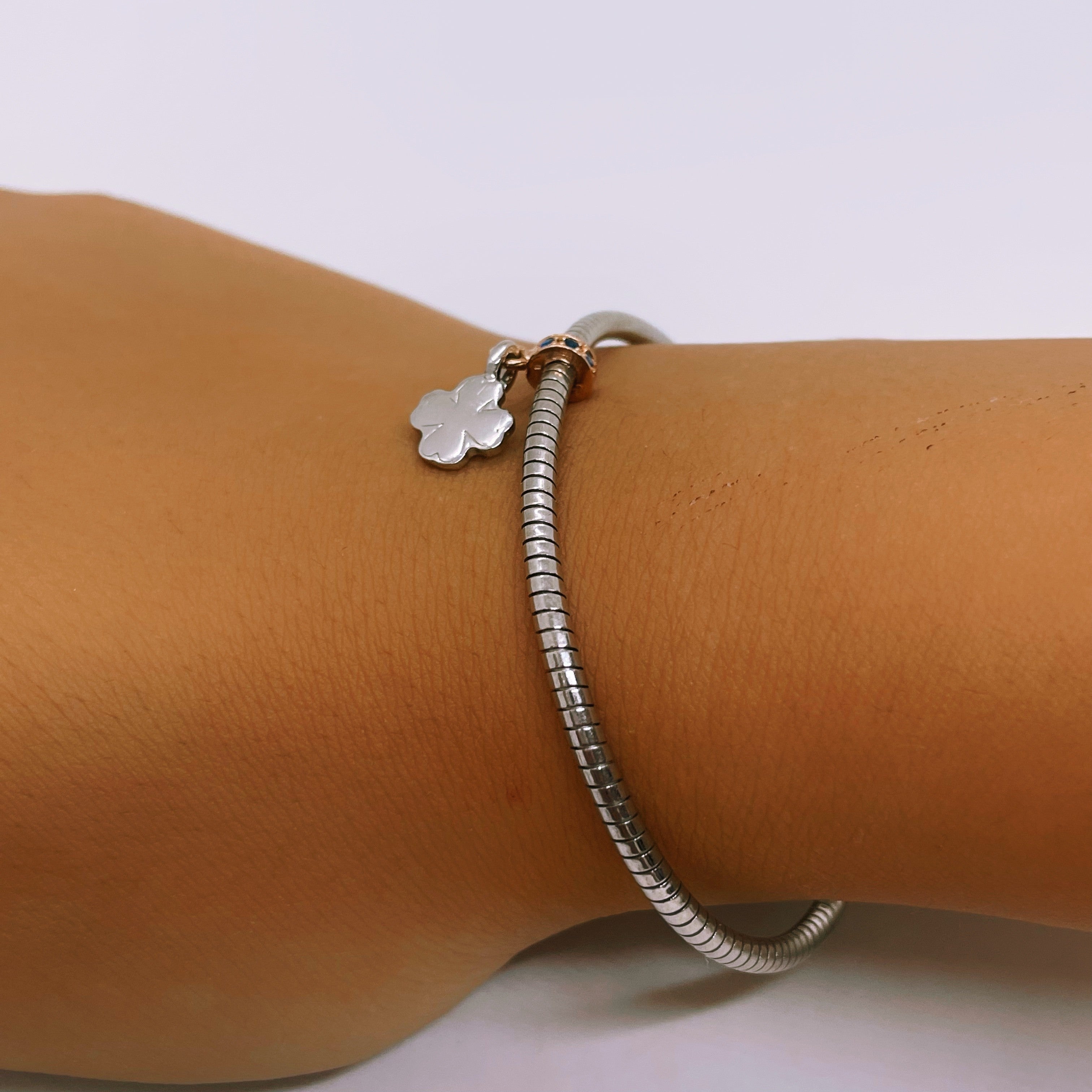 Bratara fixa semirigida din argint 925 rodiat cu trifoi Bratara Lasardo Gioielli