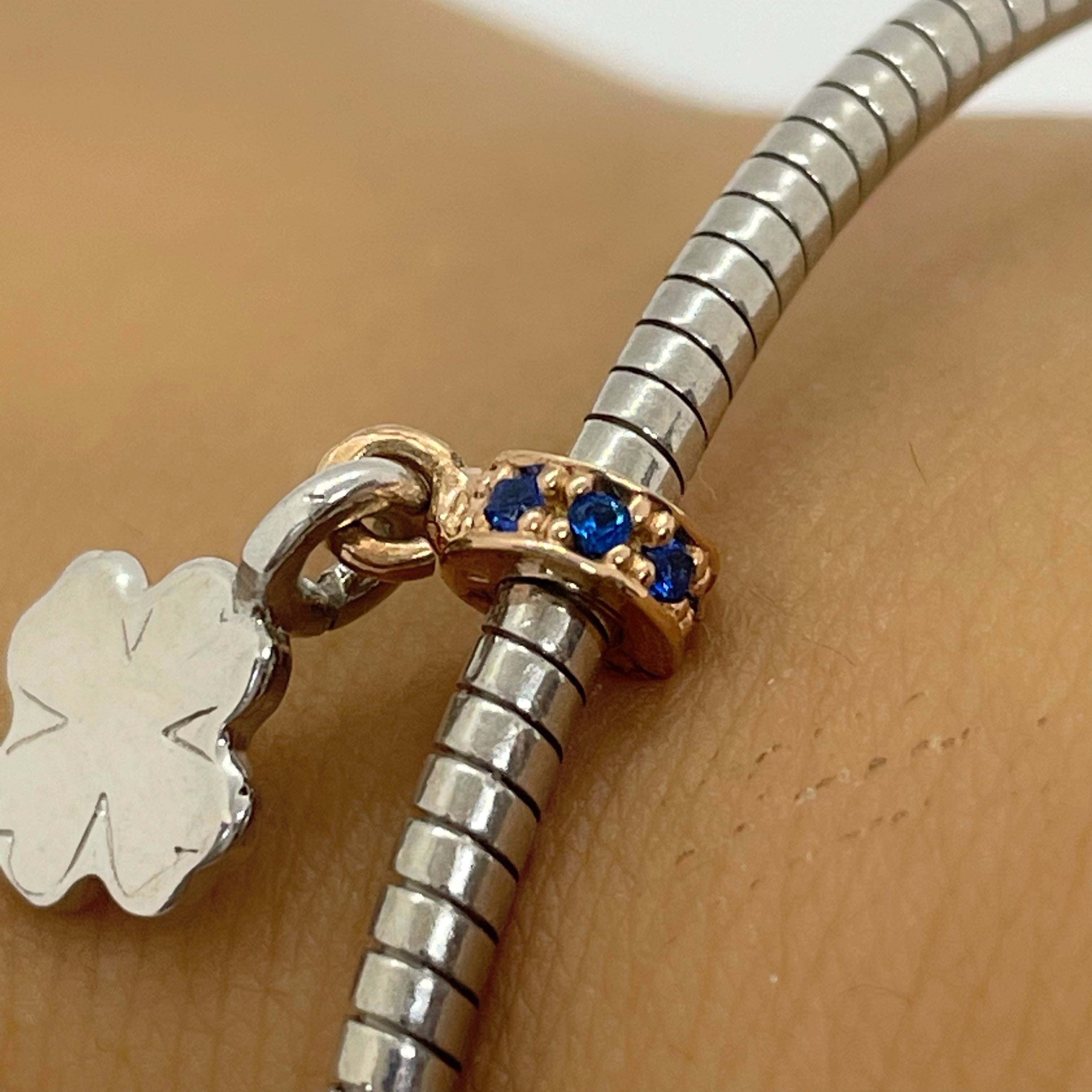 Bratara fixa semirigida din argint 925 rodiat cu trifoi Bratara Lasardo Gioielli