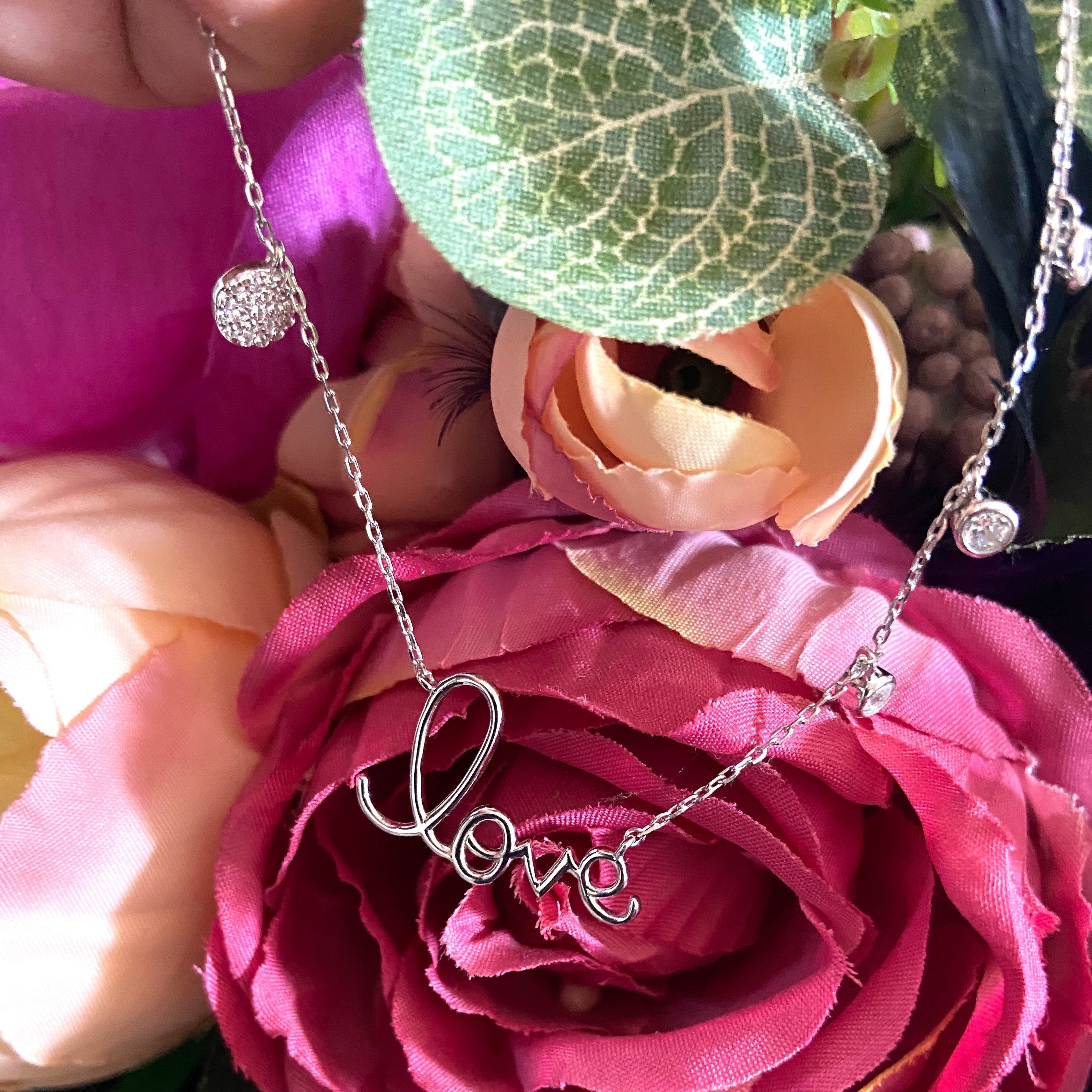 Bratara din argint 925 rodiat cu scris "Love" si charms-uri cu diamante CZ albe Bratara Lasardo Gioielli