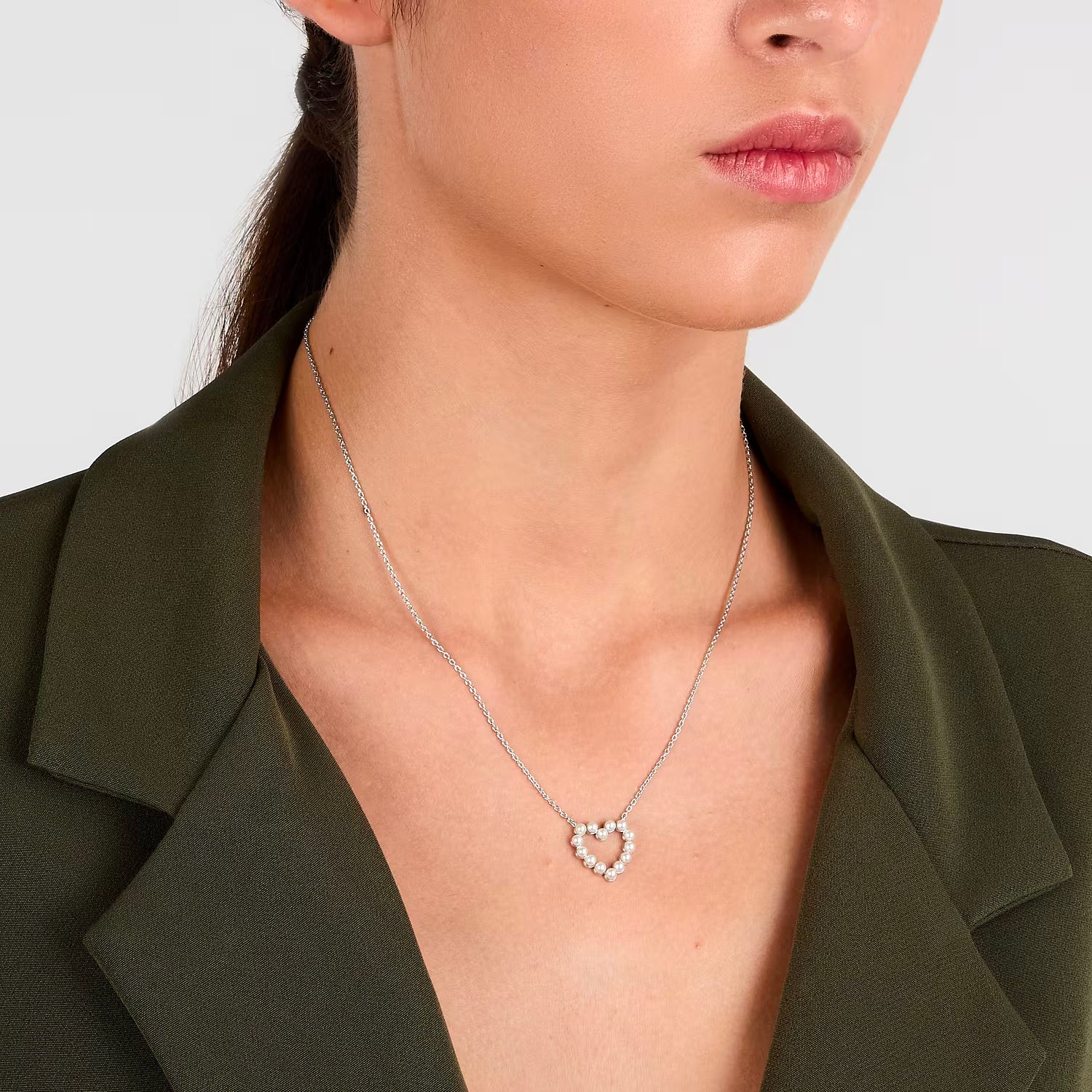 colier La petite story din argint rodiat cu pandantiv inima in perle de cultura purtat la gat