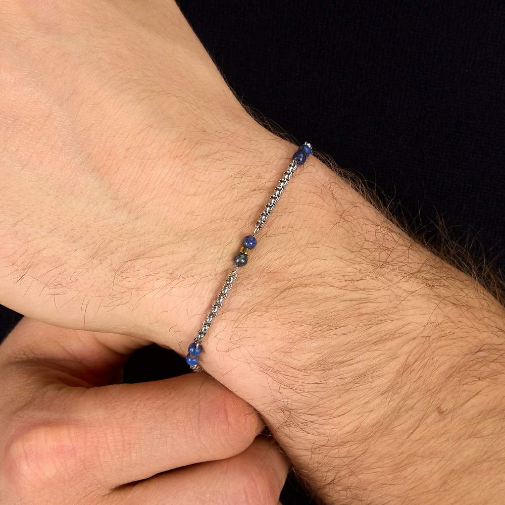 Bratara barbati Morellato Terra din otel inoxidabil 316L cu lapis lazuli bleumarin la mana unui model masculin