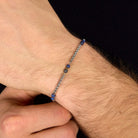 Bratara barbati Morellato Terra din otel inoxidabil 316L cu lapis lazuli bleumarin la mana unui model masculin