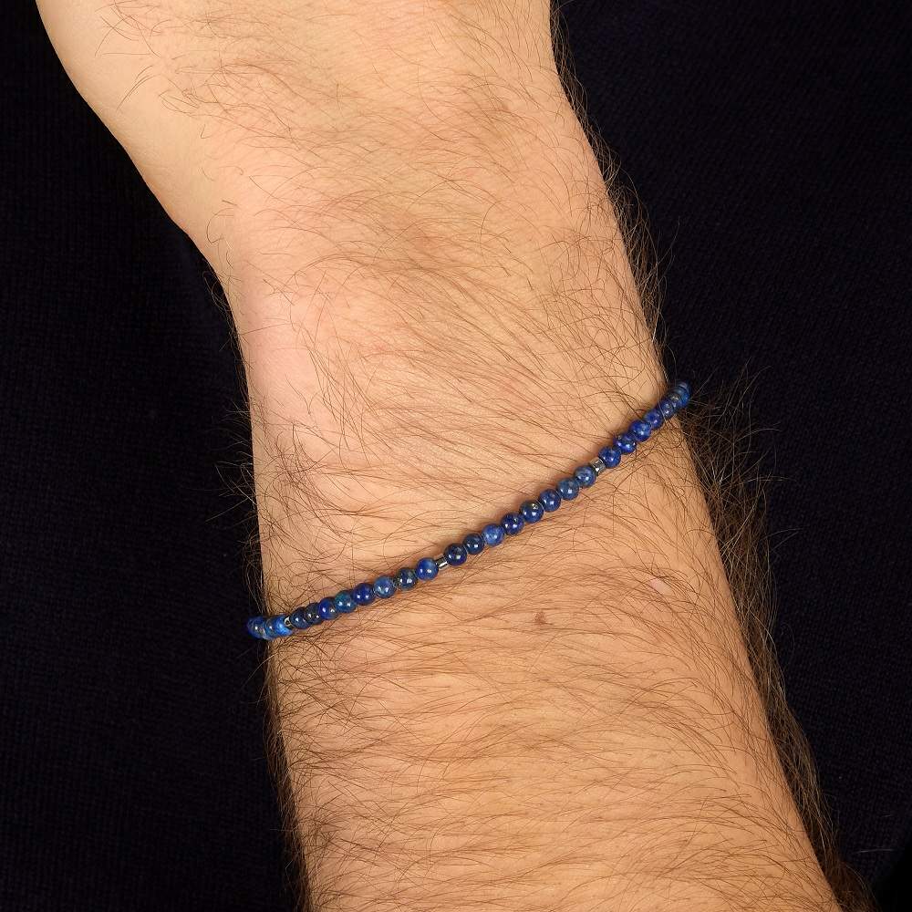 Bratara barbati Morellato Terra din otel inoxidabil 316L cu lapis lazuli bleumarin la mana unui model masculin
