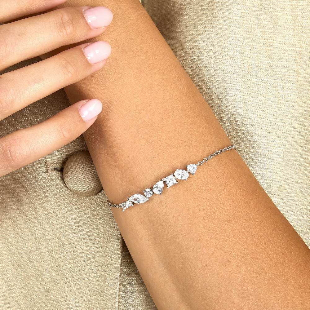 Bratara Morellato Riflessi din argint 925 rodiat cu diamante CZ albe claritate AAAAA in taieturi diferite, la mana unui model feminin elegant
