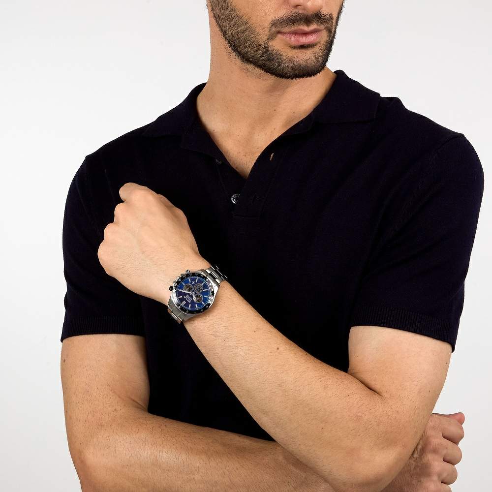 Ceas barbatesc Sector 230 editie speciala FC Inter Milano din otel inoxidabil cu cadran albastru si functie cronograf la mana unui model masculin