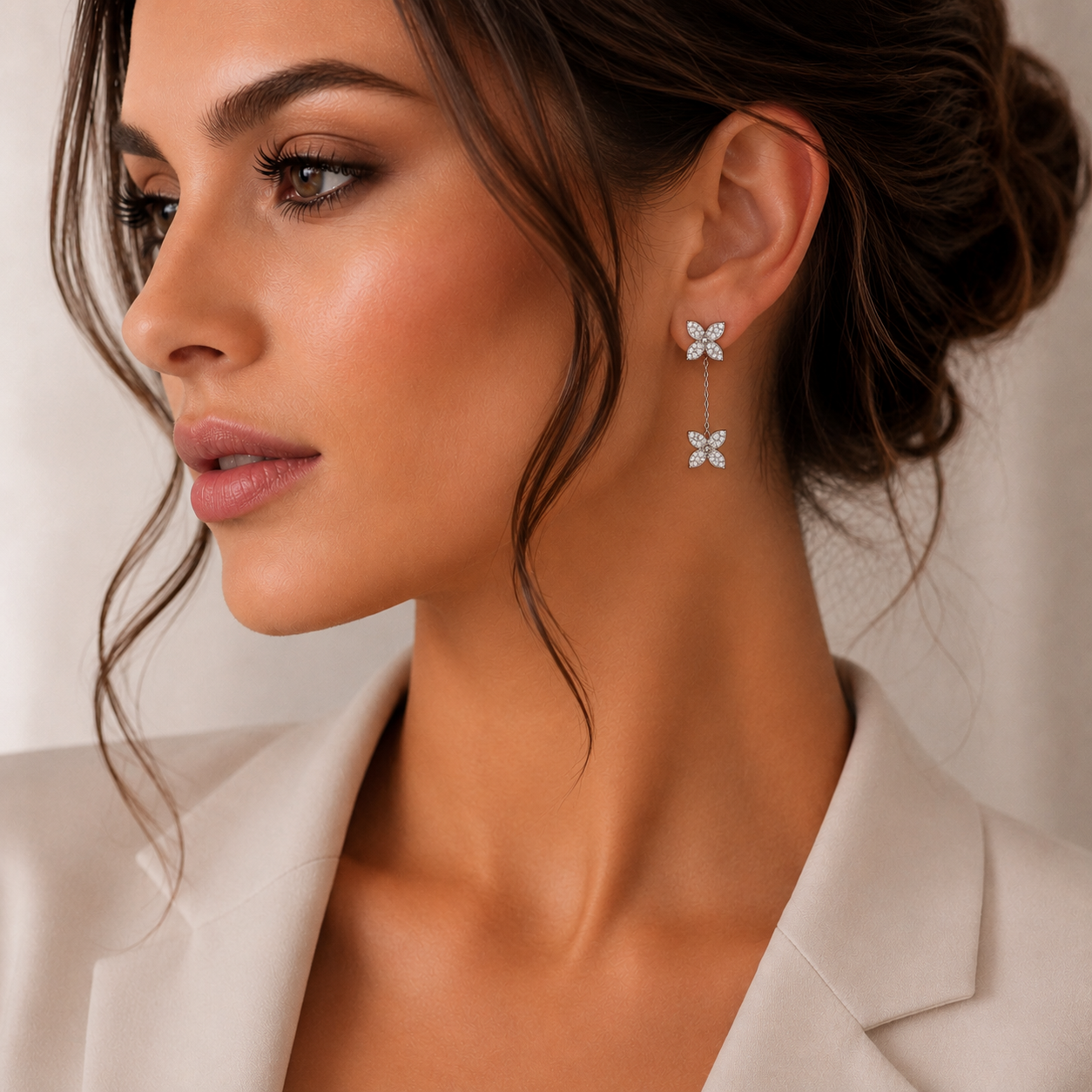 Cercei Floral Grace din Argint 925 cu Diamante CZ Micropave Cercei Lasardo Gioielli purtati la ureche de un model feminin elegant