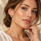 Cercei dama din argint 925 rodiat auriu cu diamante CZ albe claritate AAAAA, design oval sculptural la urechea unui model feminin elegant