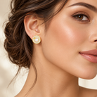 Cercei dama din argint 925 rodiat auriu cu perle de cultura si diamante CZ albe claritate AAAAA montate micropave la urechea unui model feminin elegant