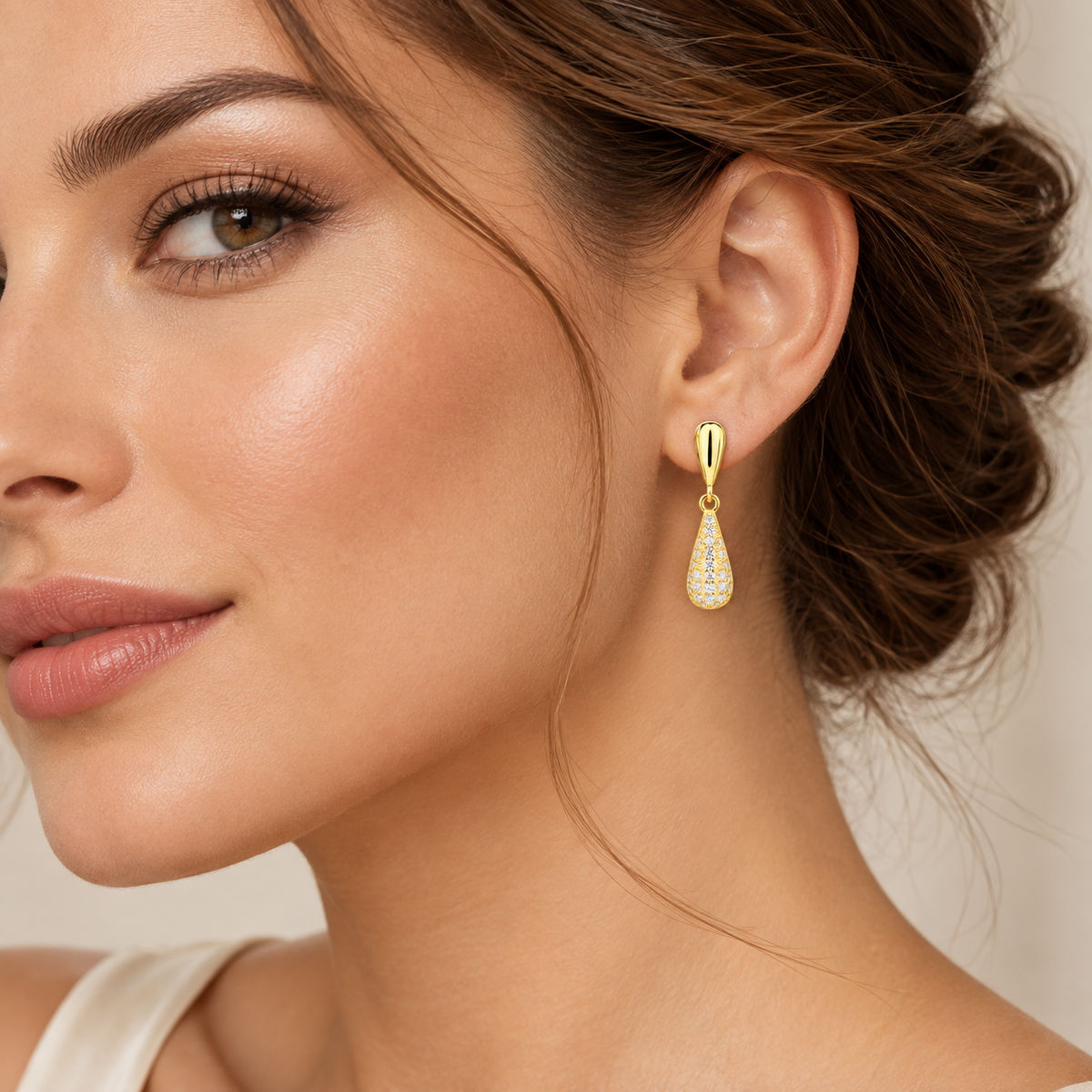 Cercei dama din argint 925 rodiat auriu cu diamante CZ albe claritate AAAAA montate micropave la urechea unui model feminin elegant