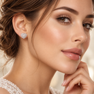 Cercei dama argint 925 rodiat inima cu Diamante CZ albe claritate AAAAA micropave la urechea unui model feminin elegant