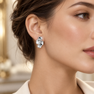 Cercei dama din argint 925 rodiat model panglica rasucita 11 x 16 mm la urechea unui model feminin elegant