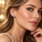 Cercei dama din argint 925 rodiat inima cu Diamante CZ albe claritate AAAAA si Rubine CZ la urechea unui model feminin elegant