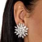 Pereche de cercei de dama Morellato Riflessi din argint 925 sub forma de floare tridimensionala cu pavaj din cristale cz marquise, la urechea unui model feminin elegant 
