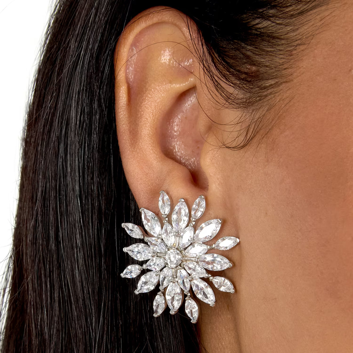 Pereche de cercei de dama Morellato Riflessi din argint 925 sub forma de floare tridimensionala cu pavaj din cristale cz marquise, la urechea unui model feminin elegant 