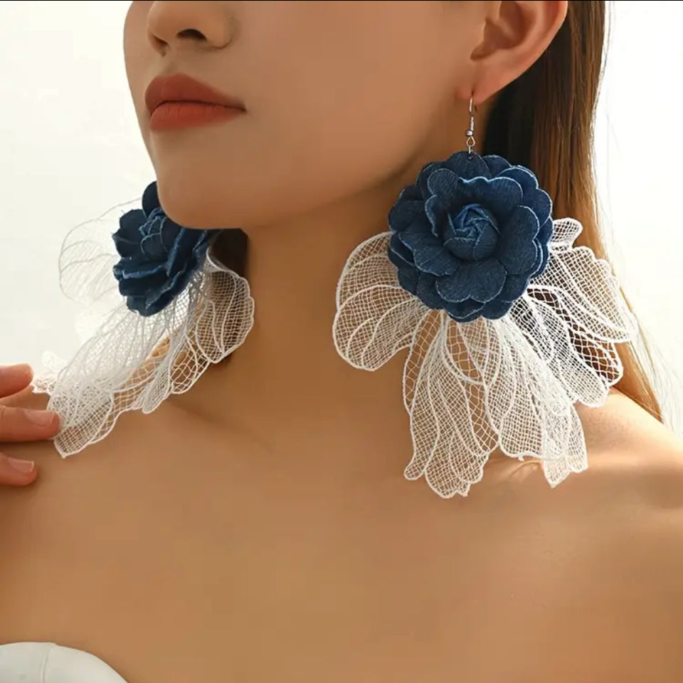 Cercei "Denim Bloom" cu Dantela Alba și Trandafir din Denim Cercei Lasardo Gioielli