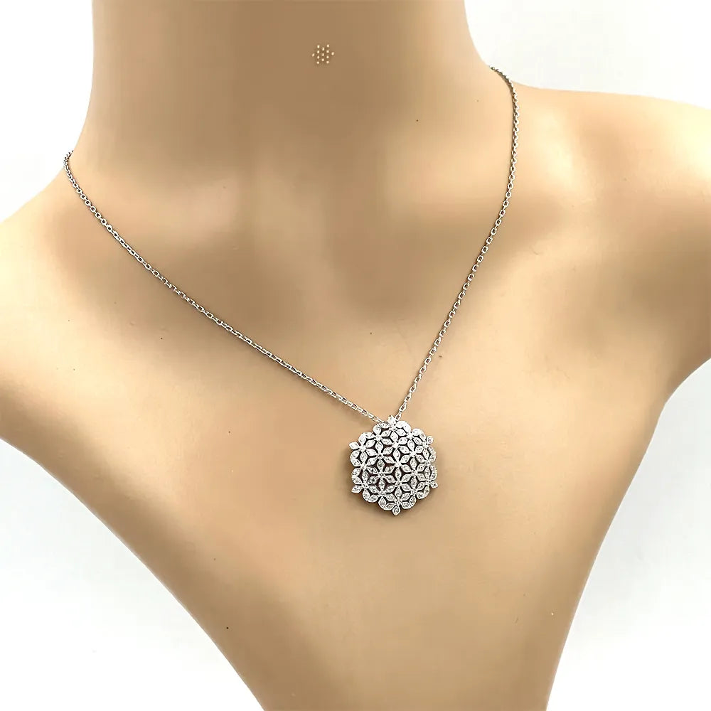 colier argint cu pandantiv rotund cu flori batute in diamante cz albe pus la gat