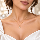 Colier dama din argint 925 rodiat auriu cu perla de cultura 8 mm si diamante CZ albe claritate AAAAA la gatul unui model feminin elegant
