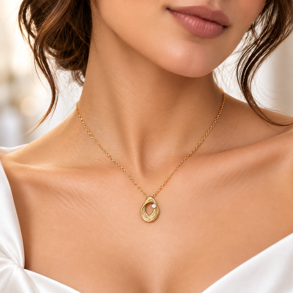 Colier dama din argint 925 rodiat auriu cu diamant CZ alb claritate AAAAA si pandantiv oval sculptural la gatul unui model feminin elegant