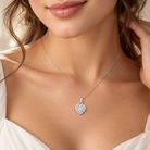 Colier dama argint 925 rodiat cu inimi concentrice si diamante CZ albe claritate AAAAA montate micropave la gatul unui model feminin elegant