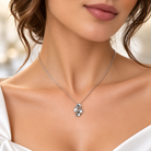 Colier dama din argint 925 rodiat cu medalion panglica rasucita si finisaj argintiu lucios la gatul unui model feminion elegant