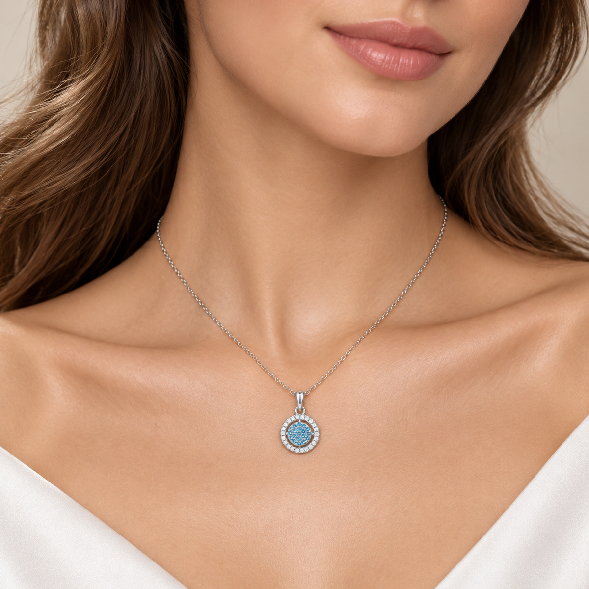 Colier dama din argint 925 rodiat cu Diamante CZ albe claritate AAAAA si Topaz albastru la gatul unui model feminin elegant
