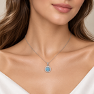 Colier dama din argint 925 rodiat cu Diamante CZ albe claritate AAAAA si Topaz albastru la gatul unui model feminin elegant
