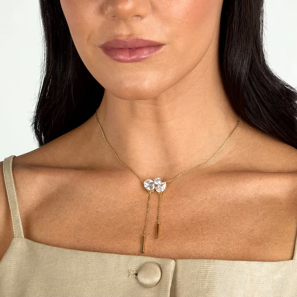 Colier Morellato Riflessi din argint 925 auriu cu 3 diamante CZ albe claritate AAAAA, la gatul unui model feminin elegant